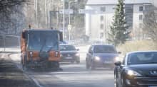 Katujen puhdistusta imulakaisukoneella Espoossa.