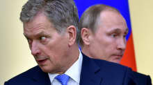 Niinistö katsoo kuvassa vasemmalle ja Putin hänen takanaan oikealle. Taustalla näkyy Venäjän lippu.