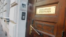 Suojelupoliisin ulko-ovi Helsingissä.