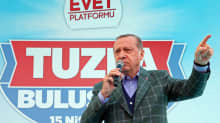 Presidentti Recep Tayyip Erdoğan puhuu kannattajilleen Istanbulissa 15.4.2017.