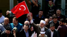 Turkin presidentin Recep Tayyip Erdoğanin kannattajia Istanbulissa.
