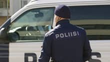 Lapin poliisin vanhempi konstaapeli Janne Vaarala selin kameraan poliisiauton edessä.