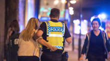 poliisi taluttaa naista