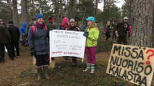 Mielenilmaus Juutuanjoen rannalla keräsi torstai-iltana parisataa ihmistä.