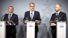 Kokoomuksen puheenjohtaja valtiovarainministeri Petteri Orpo, Keskustan puheenjohtaja pääministeri Juha Sipilä ja Uusi vaihtoehto -ryhmän Sampo Terho (oik.)