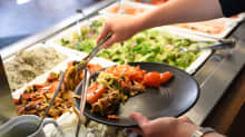 Ruokaa otetaan buffet-linjastolta lautaselle.