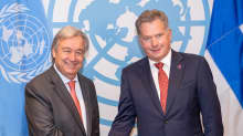 Presidentti Sauli Niinistö ja YK:n pääsihteeri Antonio Guterres kättelevät YK:n uudistamista koskevan kokouksen yhteydessä New Yorkissa maanantaina 18. syyskuuta .