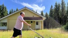 Pietarilainen Igor Kostenko omistaa mökin Suomessa. Kuvassa hän leikkaa mökkinaapurinsa ruohoa. 