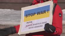 Suomessa asuvien venäläisten mielenosoituskylteissa vastustettiin hyökkäystä Ukrainaan Senaatintorilla sunnuntaina