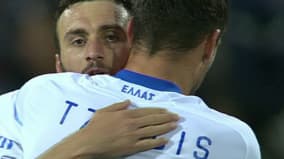 Vasileios Torosidis ja Alexandros Tziolis halaavat.