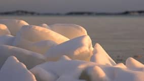 Meri on avautunut ja työntänyt jääröykkiöitä rantaan Kustavin Laupusissa.