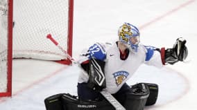 Antti Raanta torjuu.