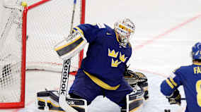 Enroth torjuu.