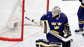 Enroth torjuu.