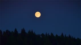 Superkuu Lahden Alasenjärvellä 23. kesäkuuta.
