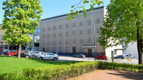 Valtiontalo Kilpisenkadulla, Kirkkopuiston laidalla.