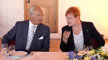 Kuningas Kaarle XVI Kustaa ja presidentti Tarja Halonen lounaalla Turun linnassa.