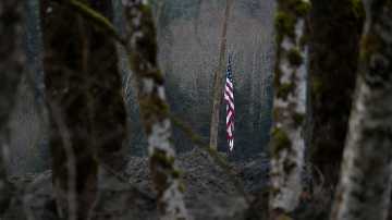 Yhdysvaltain lippu on puolitangossa mutavyöryn myllertämällä alueella Osossa, Washingtonin osavaltiossa 4. huhtikuuta. 