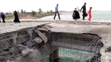 Al-Hoz -silta tuhoutui itsemurhaiskussa Ramadissa 30. maaliskuuta 2014. 