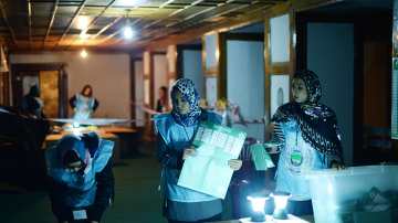 Vaalityöntekijät lajittelivat äänestyslipukkeita äänestyksen päätyttyä Kabulissa 5. huhtikuuta. Afganistanilaiset äänestivät maassa ensimmäista kertaa demokraattisissa presidentinvaaleissa.