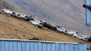 Chileläiset pysäköivät autonsa vuorenrinteeseen, verovapaan kauppa-alueen läheisyyteen Iquiquessa 3. huhtikuuta. Tuhannet ihmiset joutuivat jättämään kotiinsa maanantaina ja keskiviikkona tapahtuneiden maanjäristysten vuoksi. 