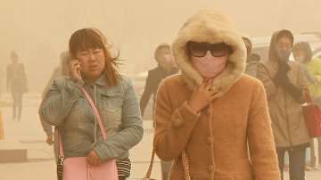 Kiinan luoteisosissa sijaitsevan Hamin asukkaat kärsivät alueella 3. huhtikuuta puhaltaneesta hiekkamyrskystä.