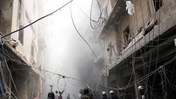 Helikopterista tiputetun tynnyripommin tuhoja kujalla Aleppossa 6. huhtikuuta 2014. 