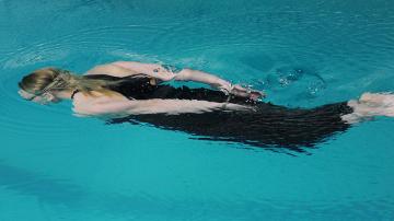 19-vuotias georgialainen uimari Ana Lominadze yrittää 25 metrin maailmanennätystä uimalla kädet ja jalat sidottuina Tbilisisä 3. huhtikuuta 2014. 