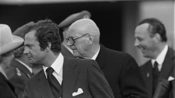 Ruotsin kuningas Kaarle XVI Kustaa vierailulla Suomessa kesäkuussa 1975. Kaarle XVI Kustaa ja Urho Kekkonen kättelevät saattajia Seutulan lentokentällä.