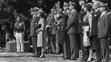 Ruotsin kuningas Kaarle XVI Kustaa ja kuningatar Silvia vierailulla Suomessa vuonna 1983. Kuningaspari kunniakäynnillä sankarihaudalla Hietaniemessä.
