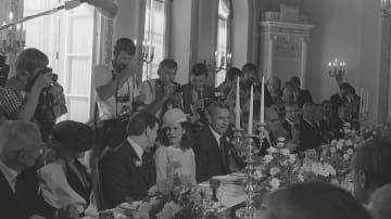 Ruotsin kuningas Kaarle XVI Kustaa ja kuningatar Silvia vierailulla Suomessa. Isännät ja vieraat lounaalla Presidentinlinnassa, valokuvaajat tungeksivat pöydän ympärillä. Kuva on vuodelta 1983.