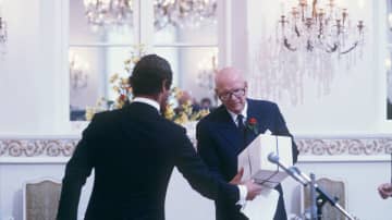 Presidentti Urho Kekkonen täytti vuonna1980 80 vuotta. Kuvassa on meneillään vastaanotto presidentinlinnassa, Ruotsin kuningas Kaarle XVI Kustaa onnittelee.