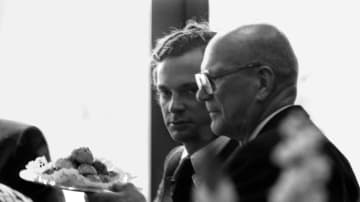 Ruotsin kuningas Kaarle Kustaa XVI vierailulla Suomessa vuonna 1970. Kruununprinssi ja presidentti Urho Kekkonen keskustelevat kahvipöydässä, presidentti Kekkonen ojentaa pullalautasta.