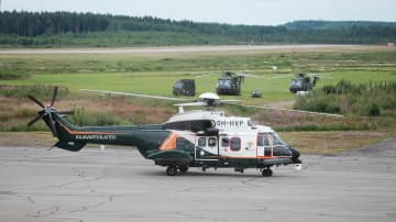 Puolustusvoimien ja rajavartiolaitoksen helikoptereita savonlinnan lentoasemalla.
