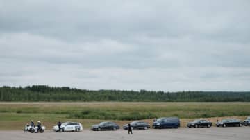 Presidenttejä kuljettava poliisisaattue Savonlinnan lentokentällä.