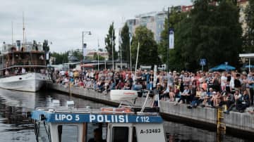 Ihmisiä kerääntyneenä Savonlinnan satamaan.