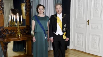 asavallan presidentti Sauli Niinistö ja rouva Jenni Haukio poseerasivat Presidentinlinnassa ennen illan juhlia Helsingissä itsenäisyyspäivänä