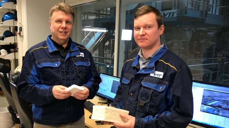 Vasemmalla johtava tutkija Harri Kiiskinen ja tutkimustiimin päällikkö Roope Siilasto Teknologian tutkimuskeskuksesta VTT:ltä.