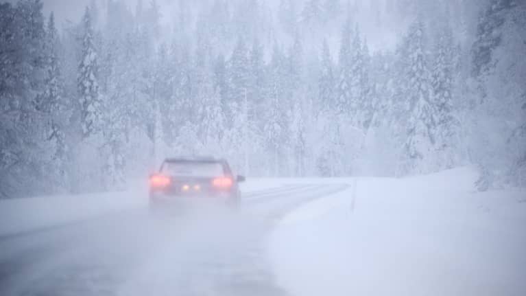 Auto lumisella tiellä.