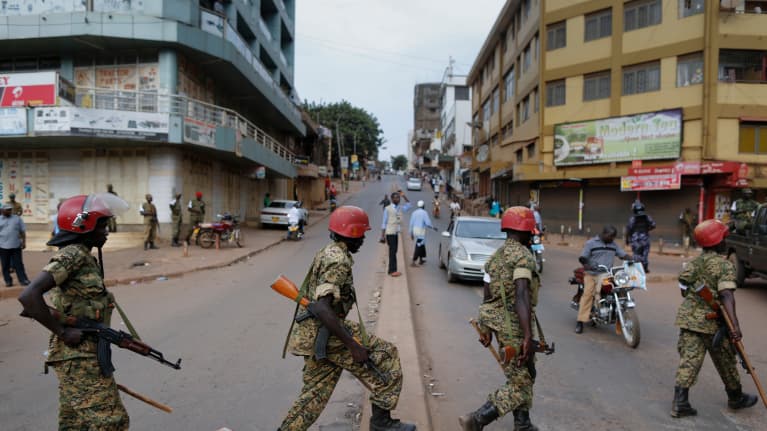 Sotilaspoliiseja Ugandan pääkaupungissa Kampalassa vuoden 2016 presidentinvaalien aikaan.