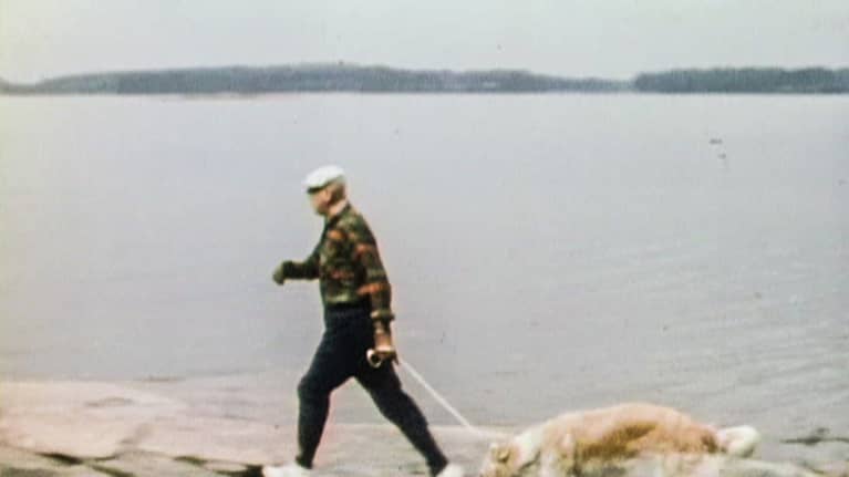 Urho Kekkonen lenkkeilemässä koiransa kanssa.
