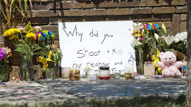 Justine Damondin muistoksi tuotuja kukkia ja viestejä lähellä ampumispaikkaa.