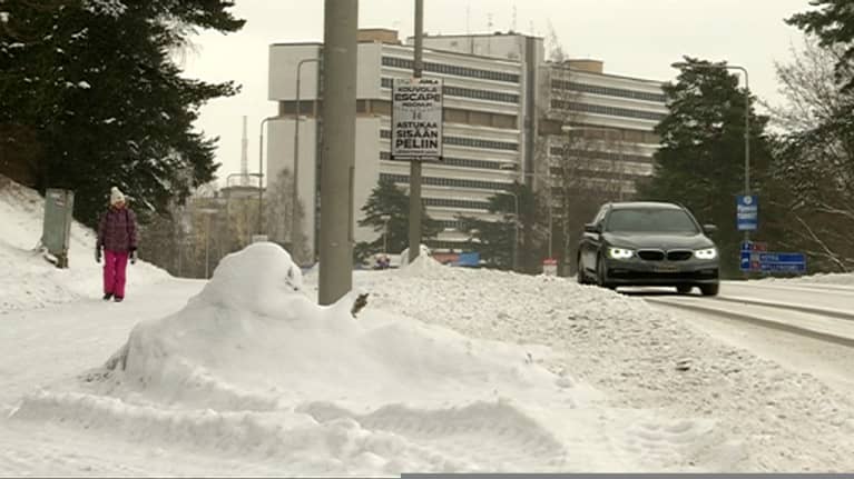 tyttö kävelee koulumatkallaan  kaupungin keskustassa, liikenteessä yksi auto, Kouvola, Pohjola-talo
