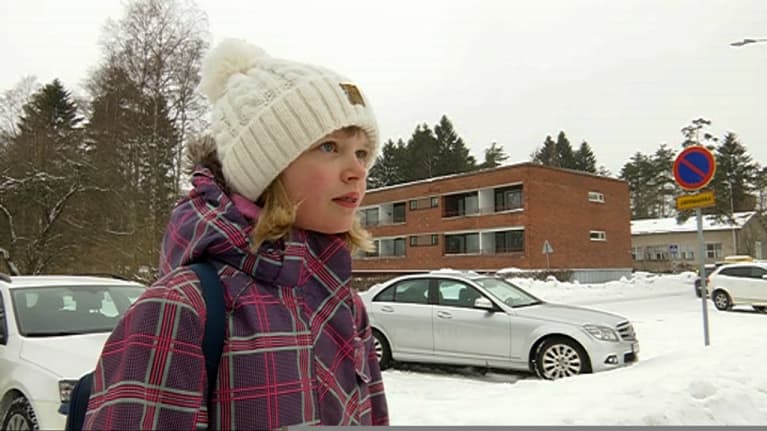 tyttö koulun pihan tuntumassa, viidesluokkalainen, Kouvola, Kaunisnurmen koulun piha