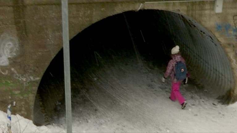 tyttö koulumatkalla talvella, alikulkutunneli