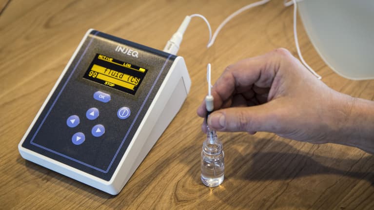 Injeqin älyneulalaite lähikuvassa.