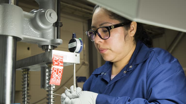 Injeqin tuotantotyöntekijä Manuela Villarreal valmistaa neuloja.