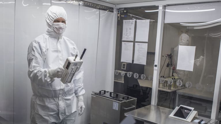 Injeqin laatuinsinööri Teemu Tapio mittaa laboratorion puhtautta.