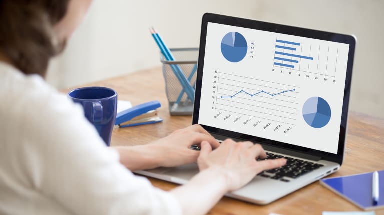 Nuori nainen tekee tilastografiikkaa tietokoneella