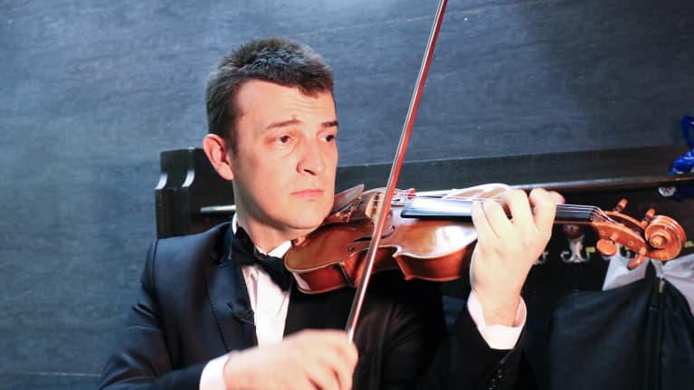 Viulisti Visar Kuqi soittaa Kosovon filharmonisessa orkesterissa.